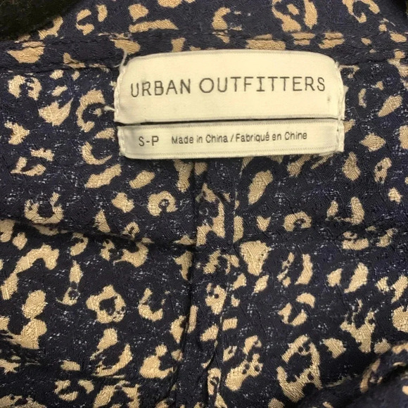 UO Cropped Key Hole Twist Front Faux Wrap Navy Tan Cheetah Print Top Size S - Picture 5 of 7